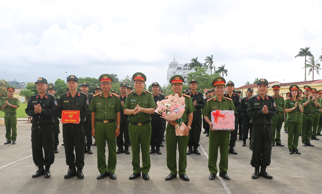 Khen thưởng Phòng Cảnh sát cơ động lập công xuất sắc trong phòng, chống, xử lý hành vi điều khiển phương tiện phóng nhanh vượt ẩu